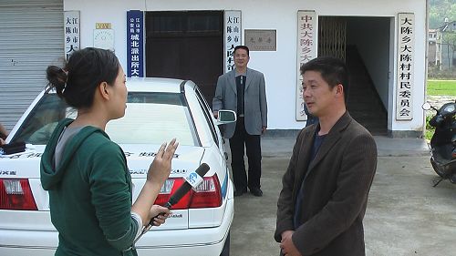 邱主任在村办公室接受记者采访