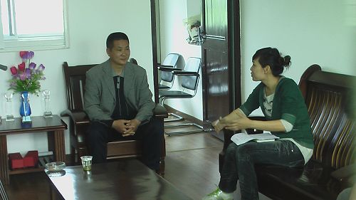 汪书记在村办公室接受采访