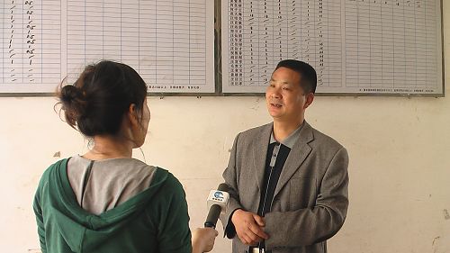 汪书记为记者介绍我村卫生月月评活动