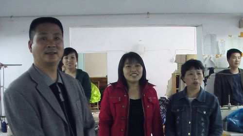 汪书记与徐主任带领记者参观村服装厂