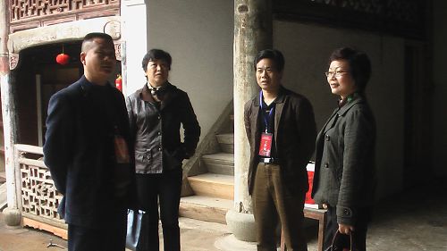 汪书记和姜副校长一行在第一投票站