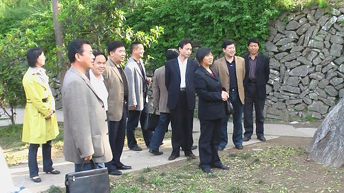 代表们在翠文小学