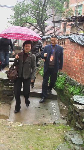 汪书记陪同来我村调研的江山党校姜副校长察看各投票站点工作