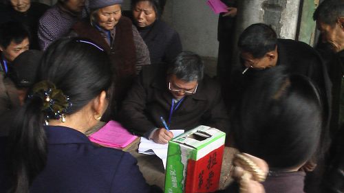 工作人员认真做好选举工作