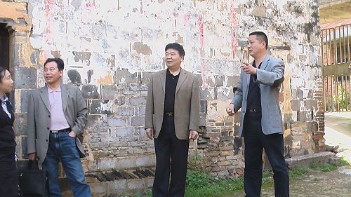 汪书记在讲述大陈的美丽传说