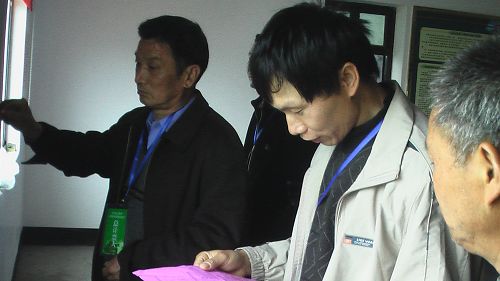 工作人员在计票