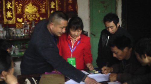 汪书记在第四投票站指导工作