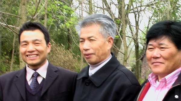 小辈与亮公及凯兄合影