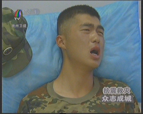 战士汪洋因不能上前线救人而痛哭