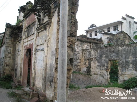 宗祠早已倒败，只留下唯一的门楼。