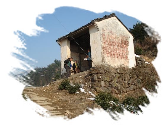 春节拍的近景木岭亭，四位分别是我的父母、媳妇和怀孕8个月的儿子。（一草一木皆有情——木岭后记之3）