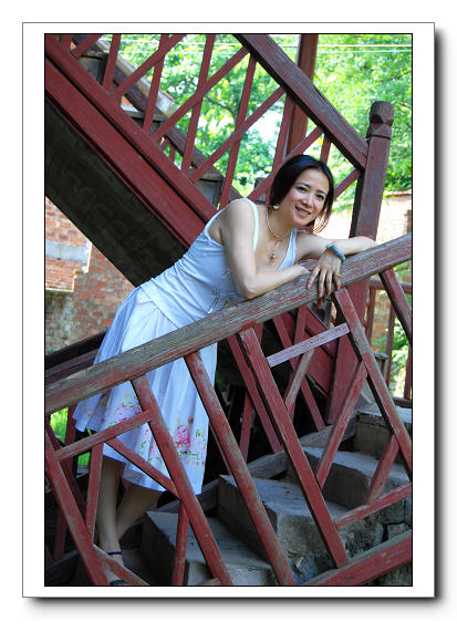 别具风格的楼梯扶手吸引了何晴