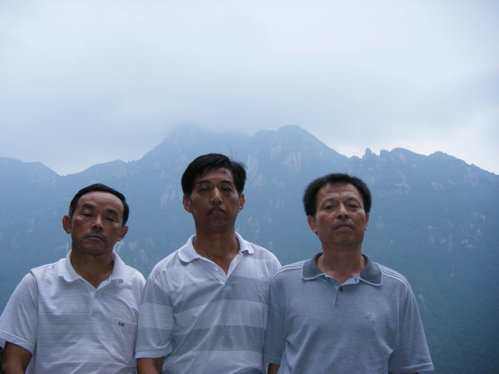 在缆车上站拍睡佛三人照