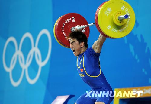 北京时间8月12日晚间，中国选手廖辉在男子举重69公斤级比赛中夺得金牌，抓举158公斤，挺举190公斤，总成绩3