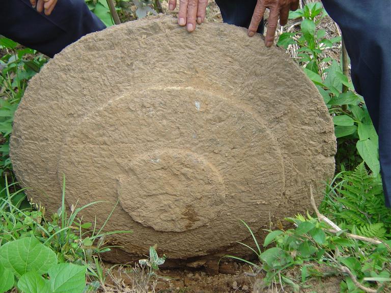 中 元 公 墓 上 的 封 石 正 面