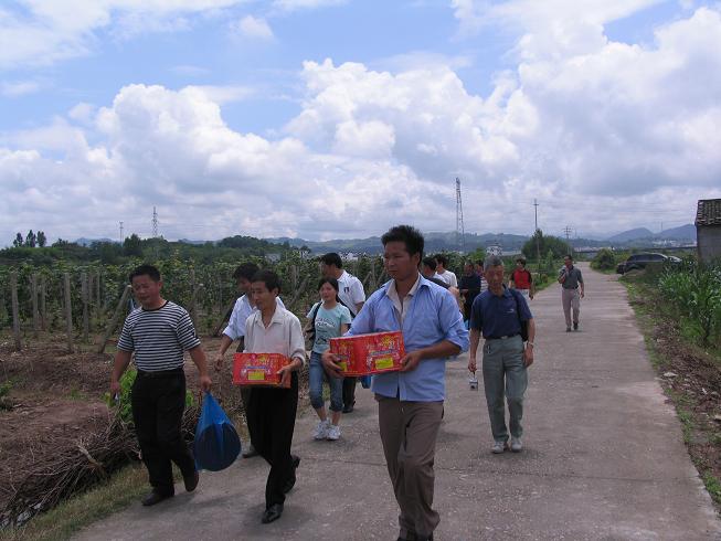 没有供品只带了香火炮竹