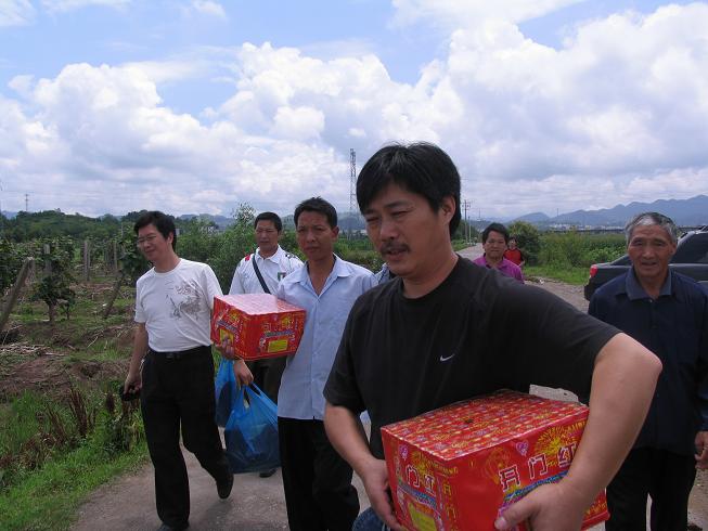 一路风尘一脸虔诚前往云岚山祭祖