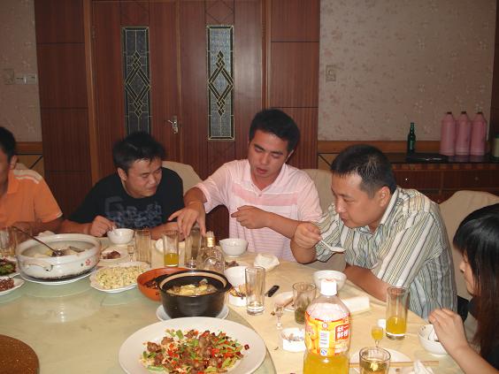 汪炜要开始换饮料了，酒量不大啊