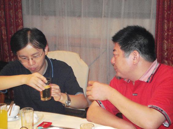 “这个想法不错，来干一杯”