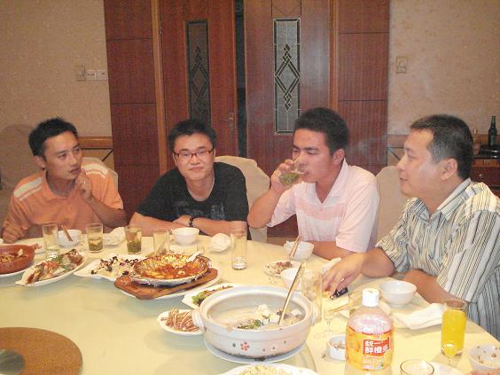 这边工作进展也不慢，汪德银、汪先良、汪炜、汪海声，海声和德银很健谈，呵呵