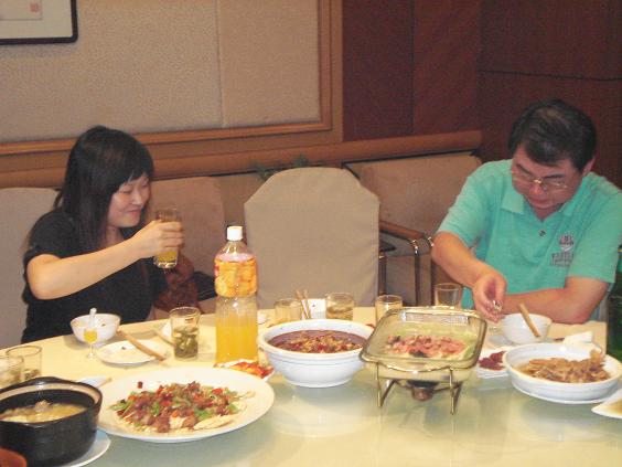 汪照蕾和汪德海也不甘落后，饮料对付白酒