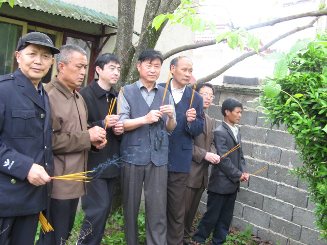 太湖汪氏在爽公墓前祭拜