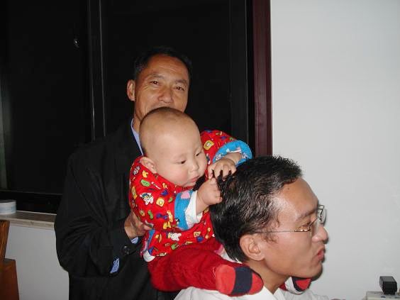 哇塞，爸爸头上竟然有虱子！