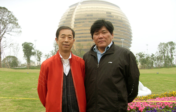 在钱江新城国际会展中心前的合影