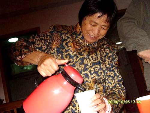 我妻子如同在自家一般