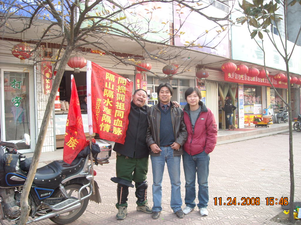 胖子道生在洪学智将军祖籍双河镇和汪氏二后裔合影