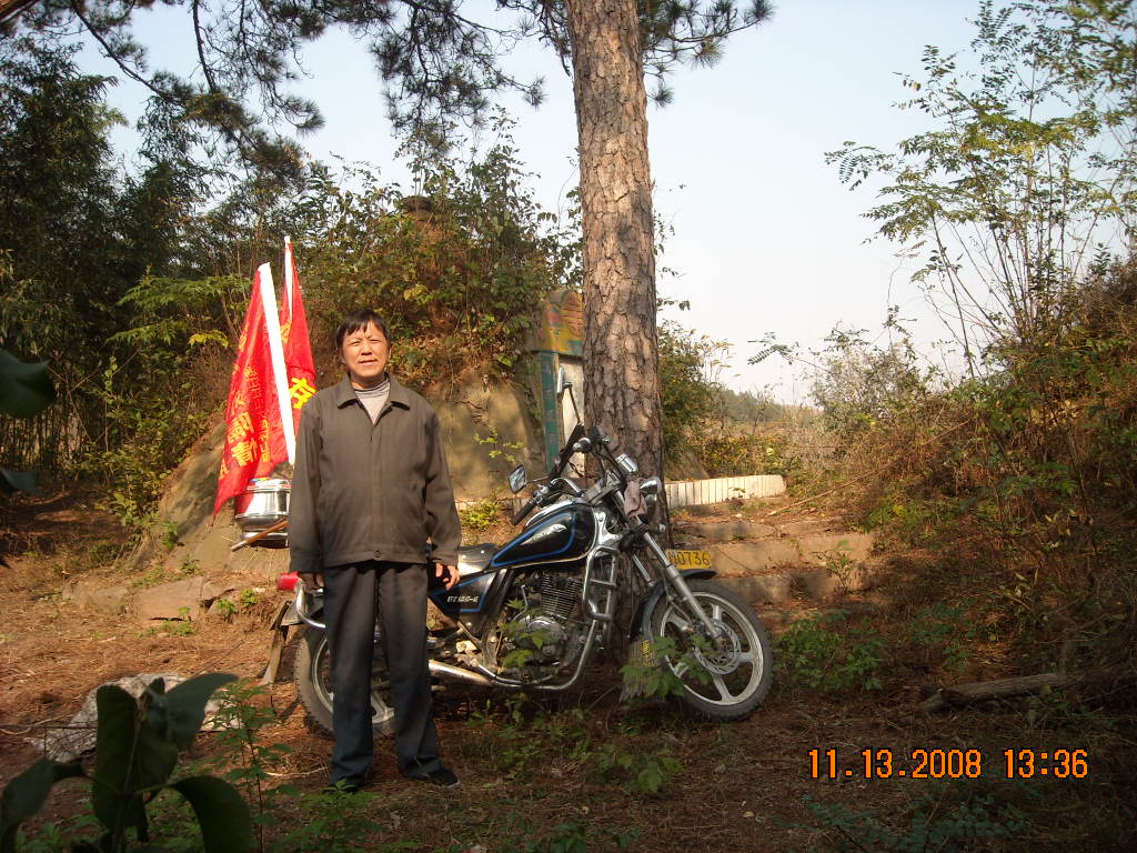 叔叔汪家来在来祖墓前