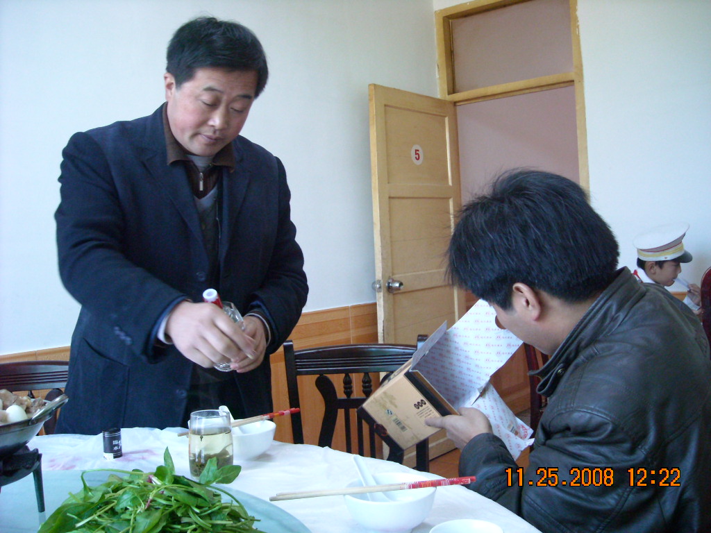 胖子又要喝酒那，汪涛先生和镇党委书等坐陪