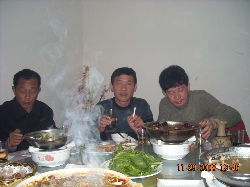 汪诚书记[建支后89世]中间拿烟的