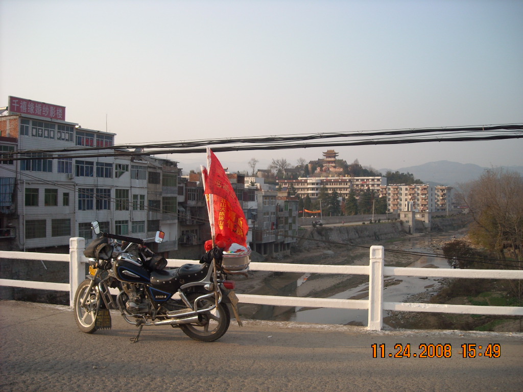 我得爱车在双河大桥汪氏红旗高高飘扬