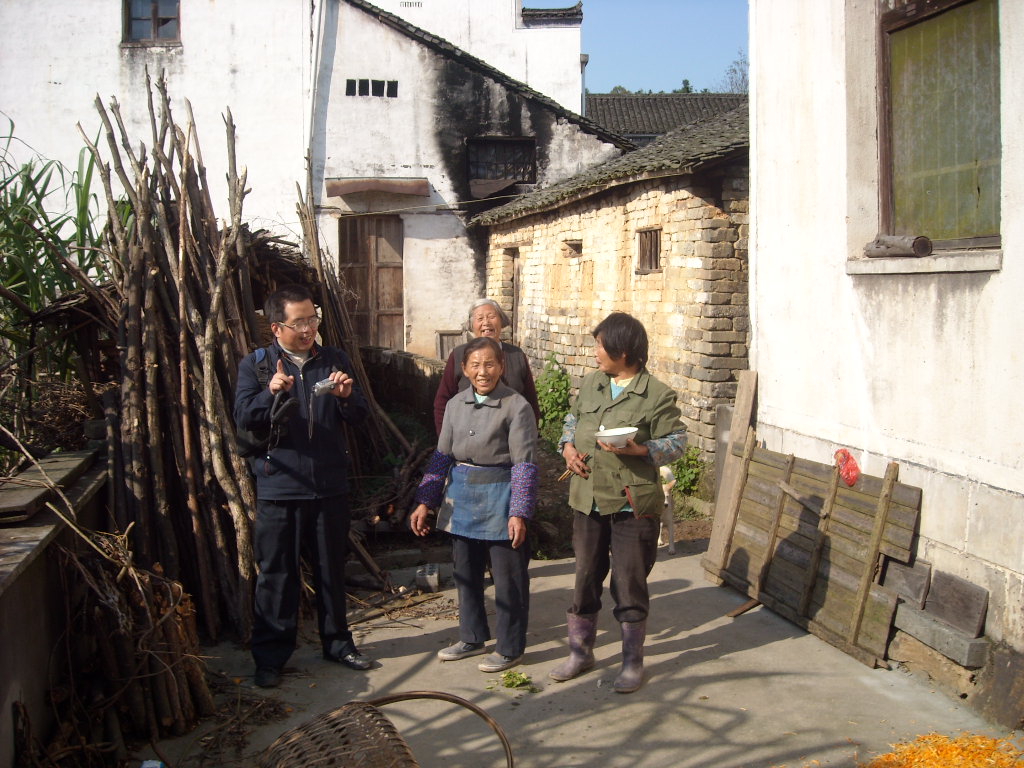 几位汪家老人在谈论什么我一句也听不董
