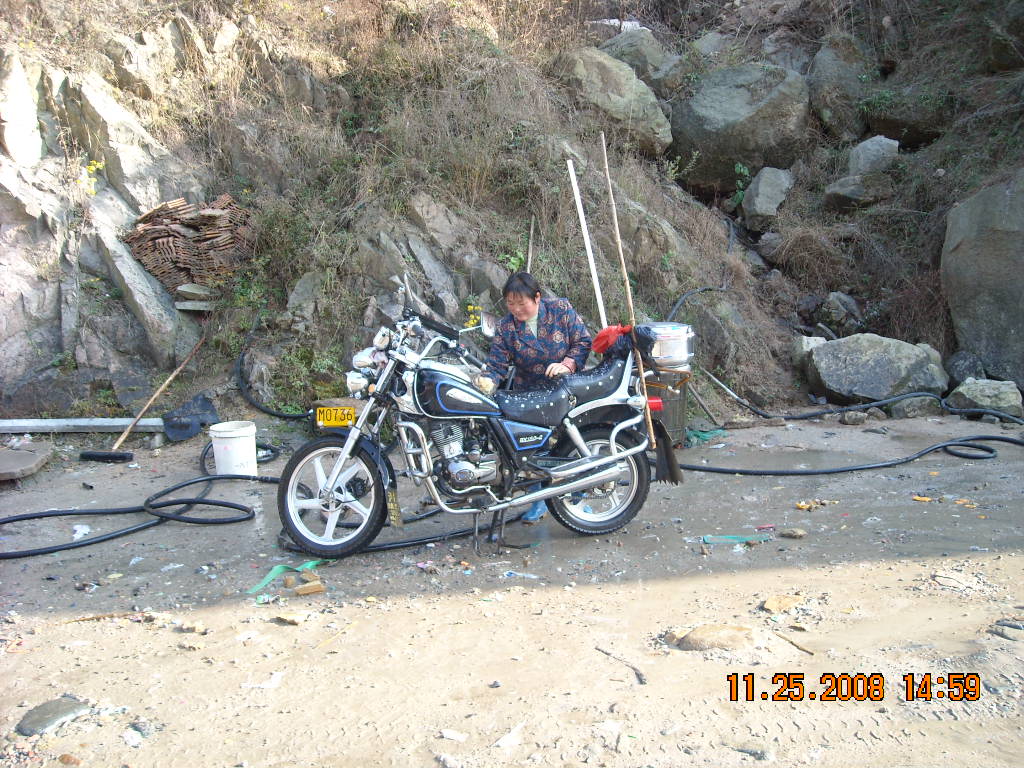 胖子道生在给爱骑洗澡