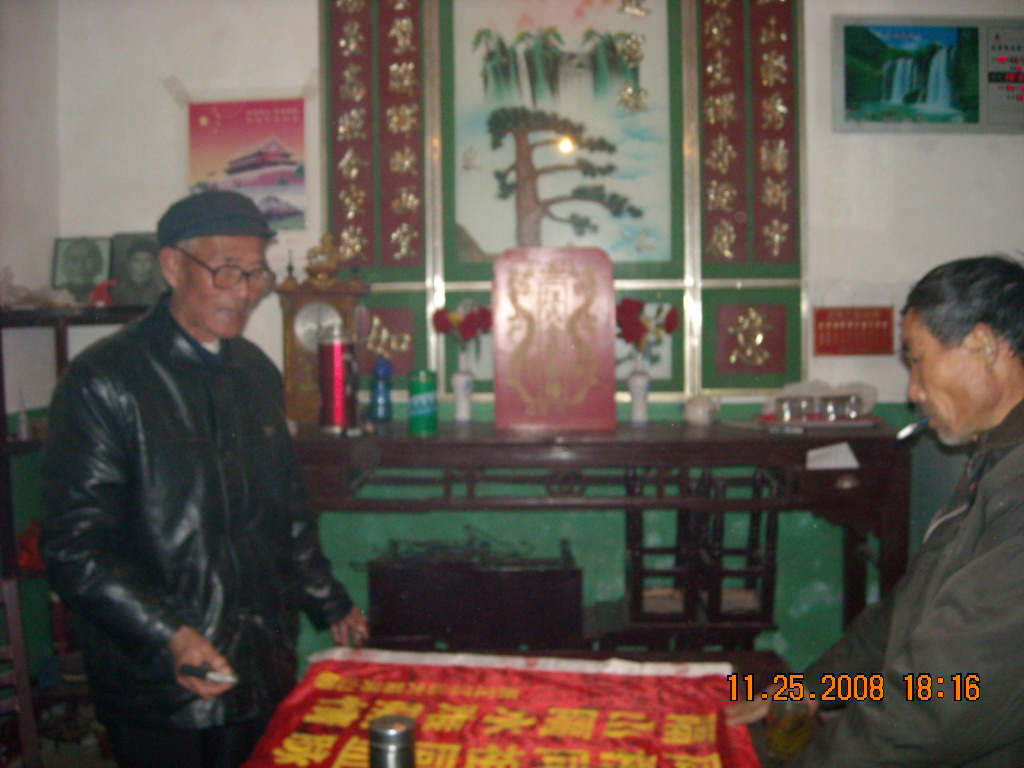 父子俩在看签名