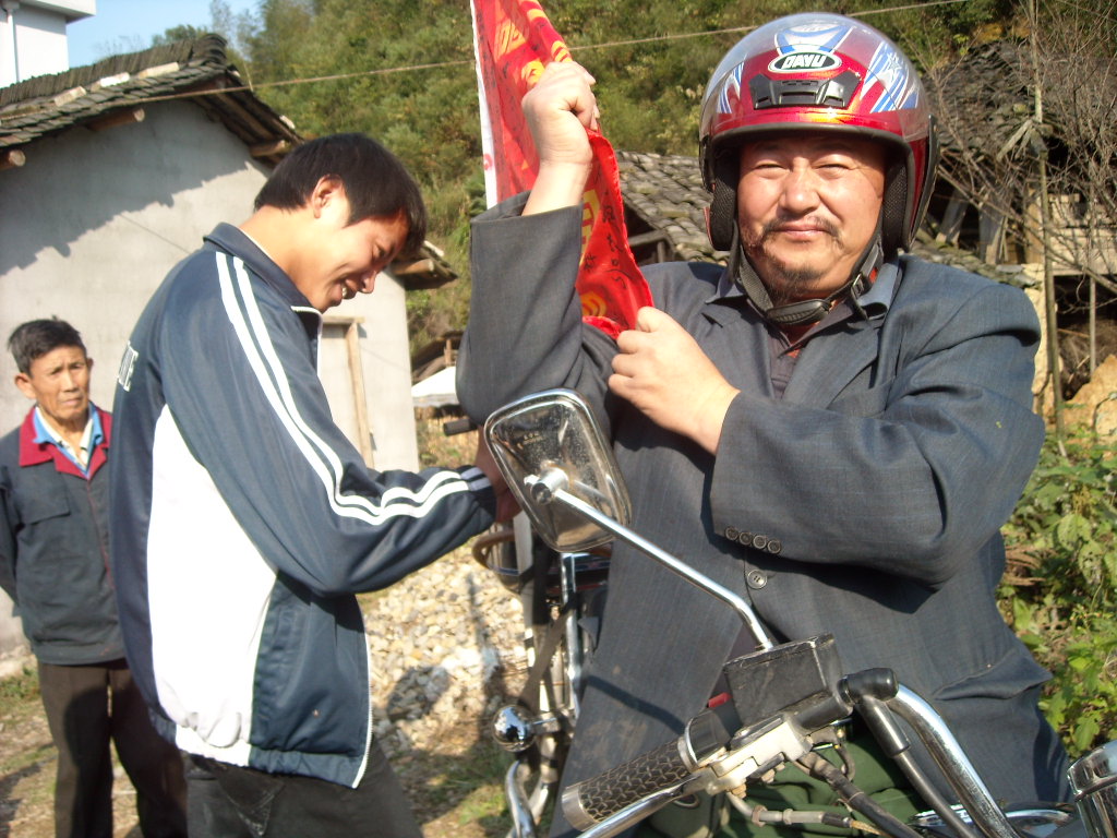 汪家小学生在锦旗上签字纪念