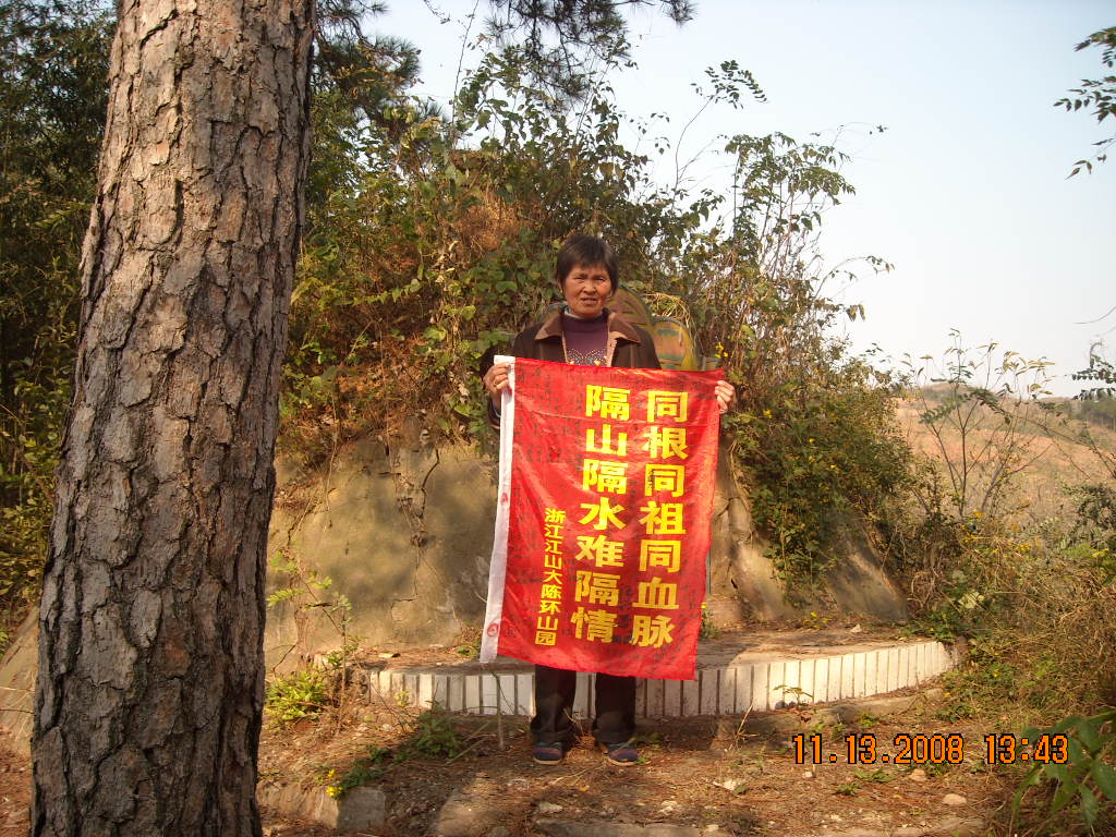 你看她像哑吧吗？她是三房负责人家启叔叔老婆，看她不会说话心灵着呢？不管叔叔为家庭之事奔波，三天五日从