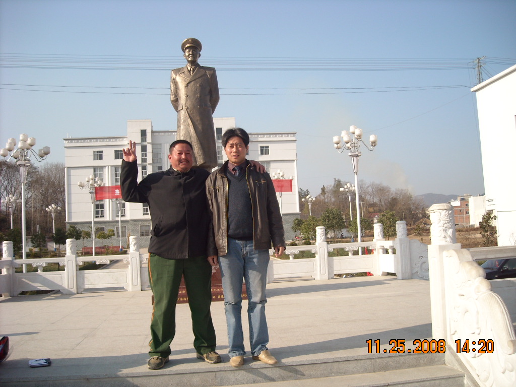 胖子道生和汪涛先生合影