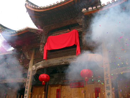 随着衍君书记的一声令下，揭匾仪式开始，礼炮彩炮齐放。