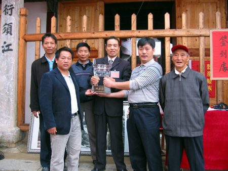 浦江的方录本家，送上了他精心而作的水晶宝鼎，双方合影。