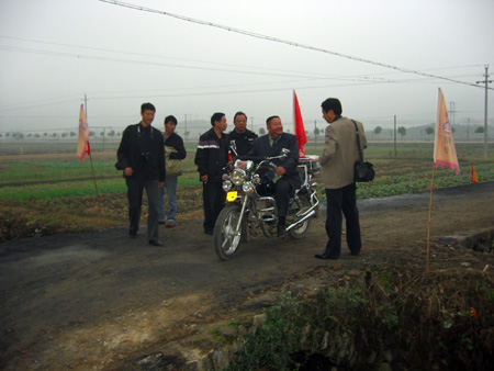 隐约中，道生胖子的单骑进入了村口，立即被好奇的村民注意。