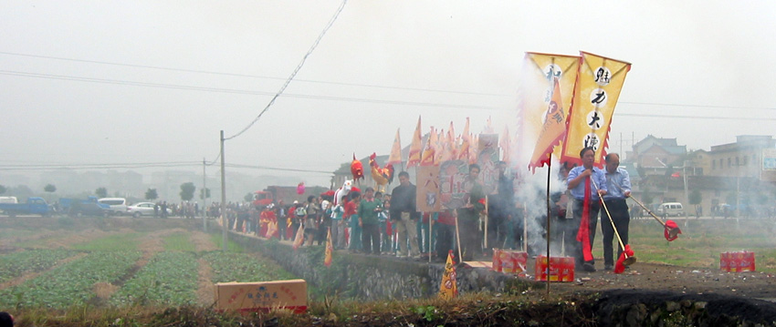 游行的队伍绕村一周，花了一个多小时，回到了宗祠广场