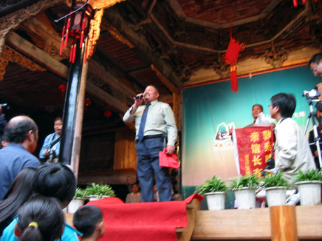 胖子发表了激情发言，台下传来陈陈热烈的掌声，为这位汪家汉子喝彩！