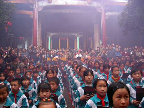 宗祠内座无虚席，专心致志地听取书记的报告。