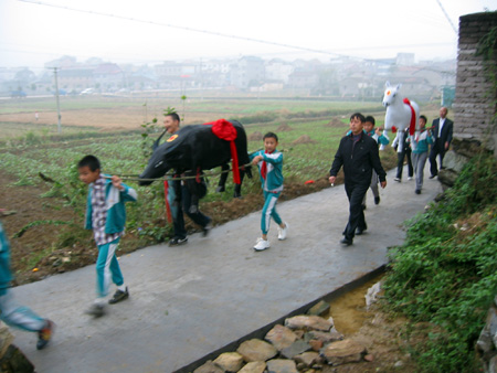 抬着六蓄的小学生们。