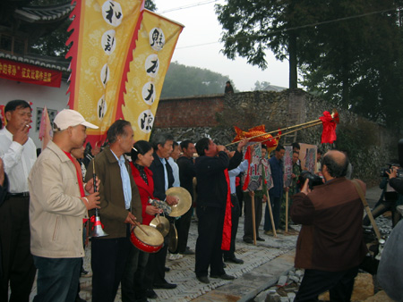 参加盛典的当地村民，鼓乐响起，集队待命。