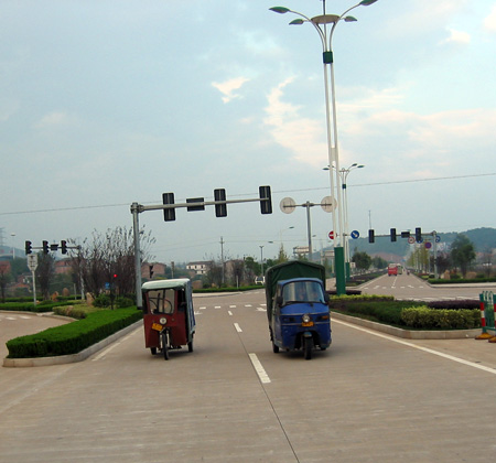 等不及车站的公交到来，我就坐上了这种方便快捷的机动小三轮，二块钱。