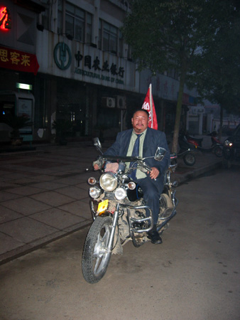 我乘大陈来的车去大陈的，道生本家又继续骑上他的摩托上路了，这是他最后到达目的地的路程，我将在大陈迎接